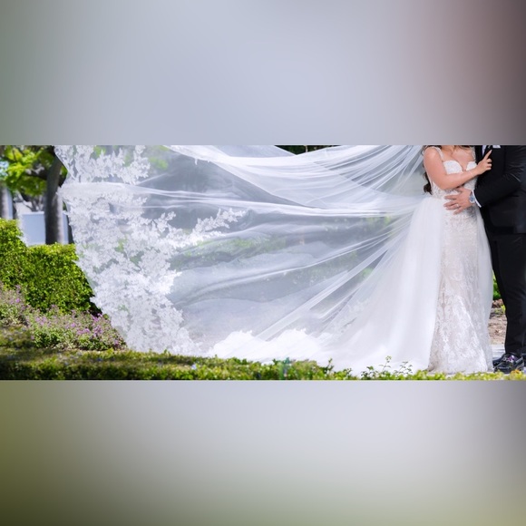 Eve of Milady Wedding Dress with detachable skirt & veil - Picture 9 of 12